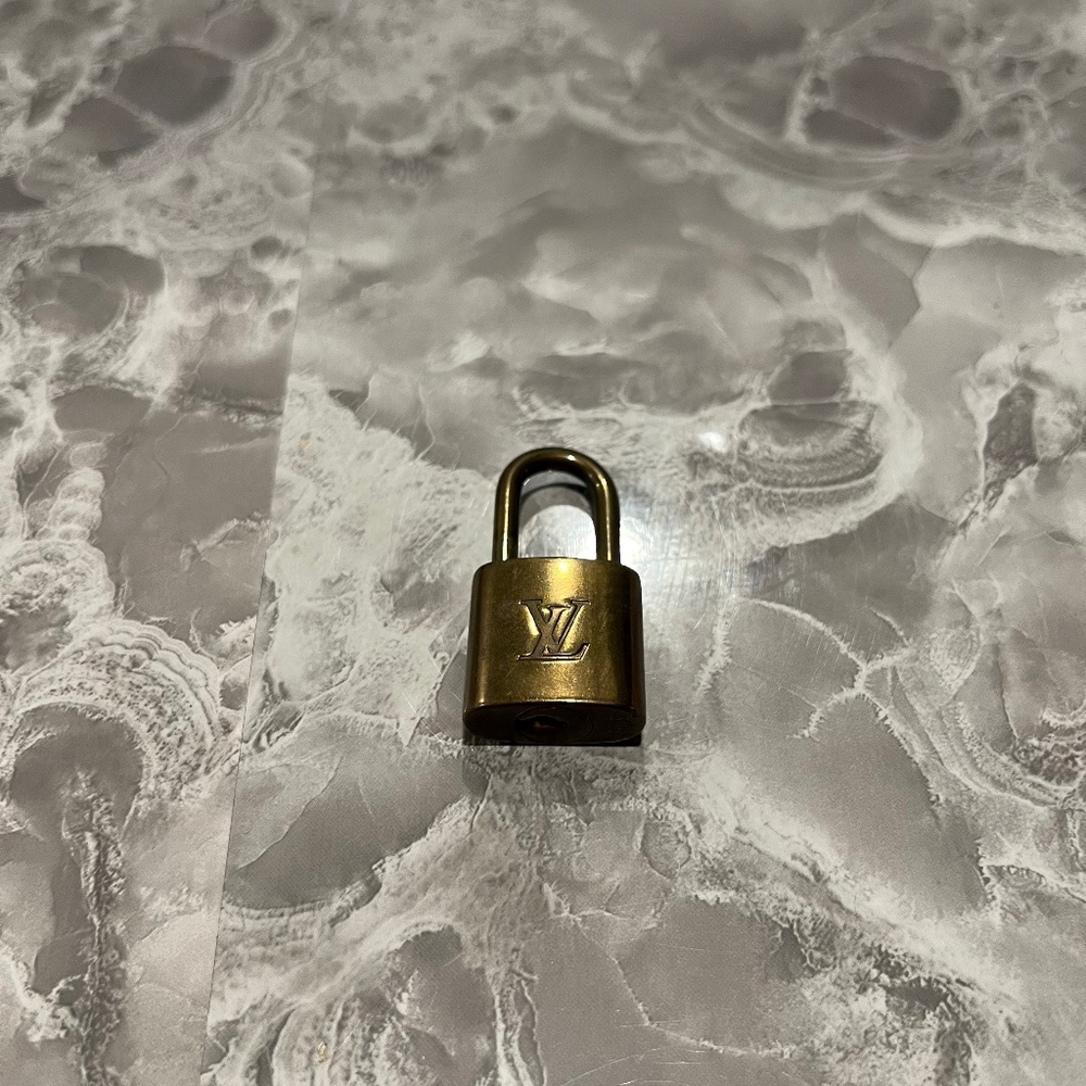 Louis Vuitton no key brass 325